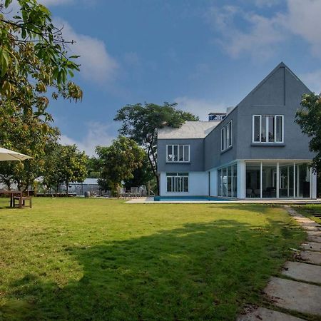 Twilight Grove By Stayvista - Pool- View Villa With Manicured Lawn, Contemporary Interiors & Home Theatre Karjat Dış mekan fotoğraf