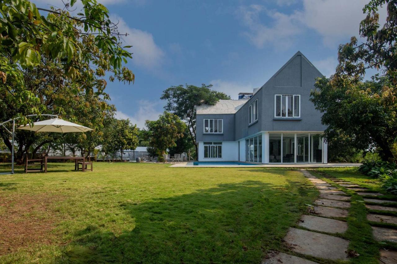 Twilight Grove By Stayvista - Pool- View Villa With Manicured Lawn, Contemporary Interiors & Home Theatre Karjat Dış mekan fotoğraf