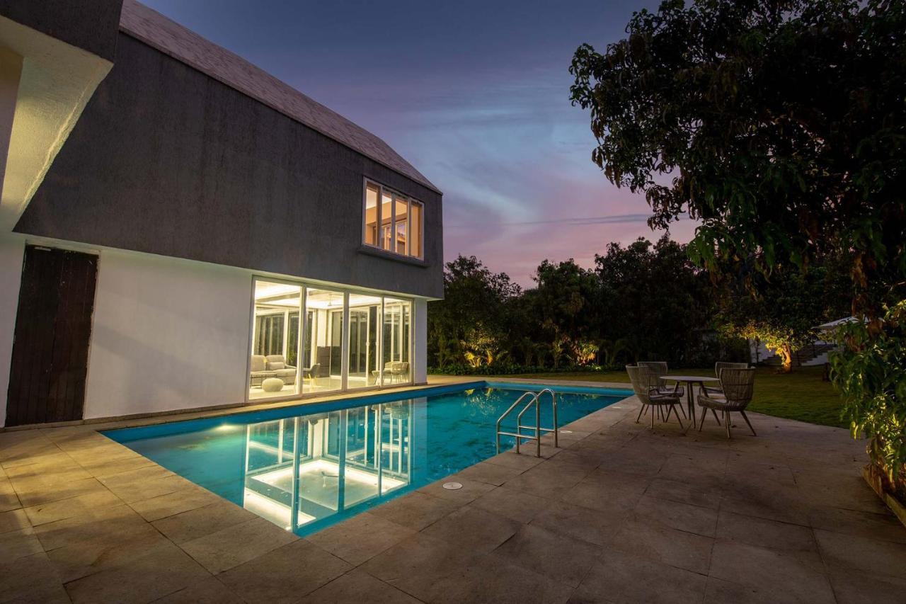 Twilight Grove By Stayvista - Pool- View Villa With Manicured Lawn, Contemporary Interiors & Home Theatre Karjat Dış mekan fotoğraf