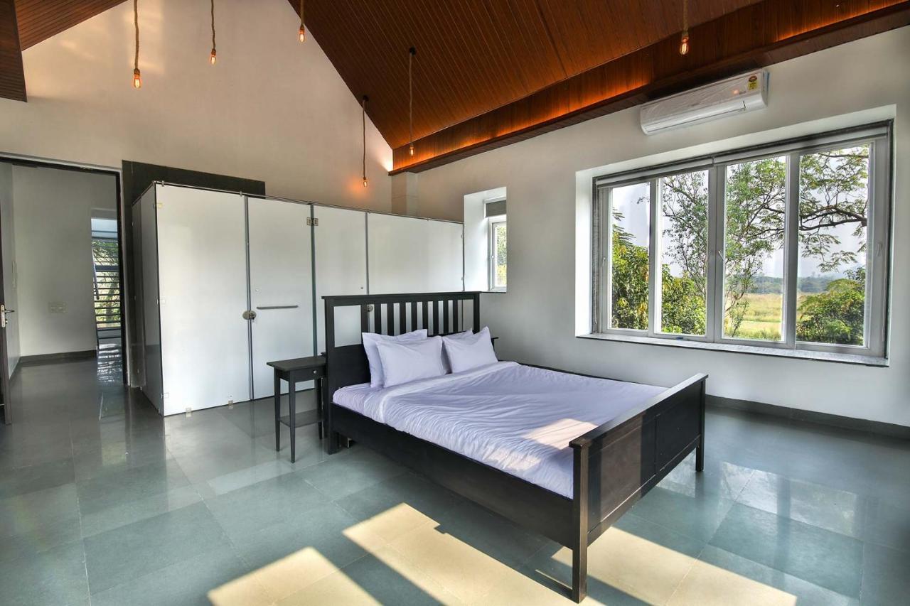 Twilight Grove By Stayvista - Pool- View Villa With Manicured Lawn, Contemporary Interiors & Home Theatre Karjat Dış mekan fotoğraf