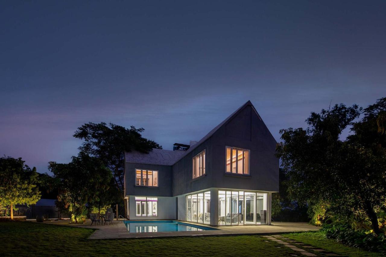 Twilight Grove By Stayvista - Pool- View Villa With Manicured Lawn, Contemporary Interiors & Home Theatre Karjat Dış mekan fotoğraf