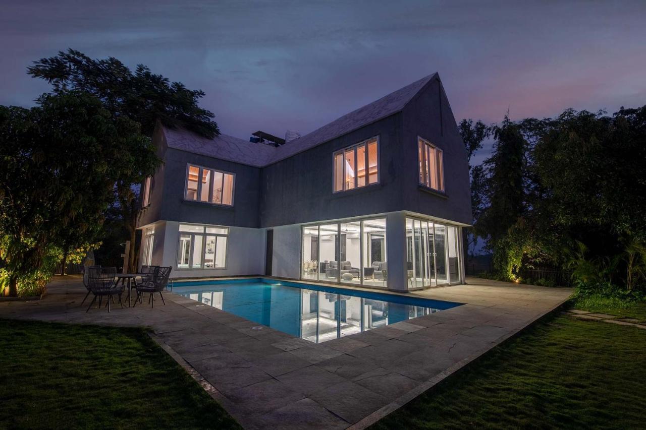Twilight Grove By Stayvista - Pool- View Villa With Manicured Lawn, Contemporary Interiors & Home Theatre Karjat Dış mekan fotoğraf