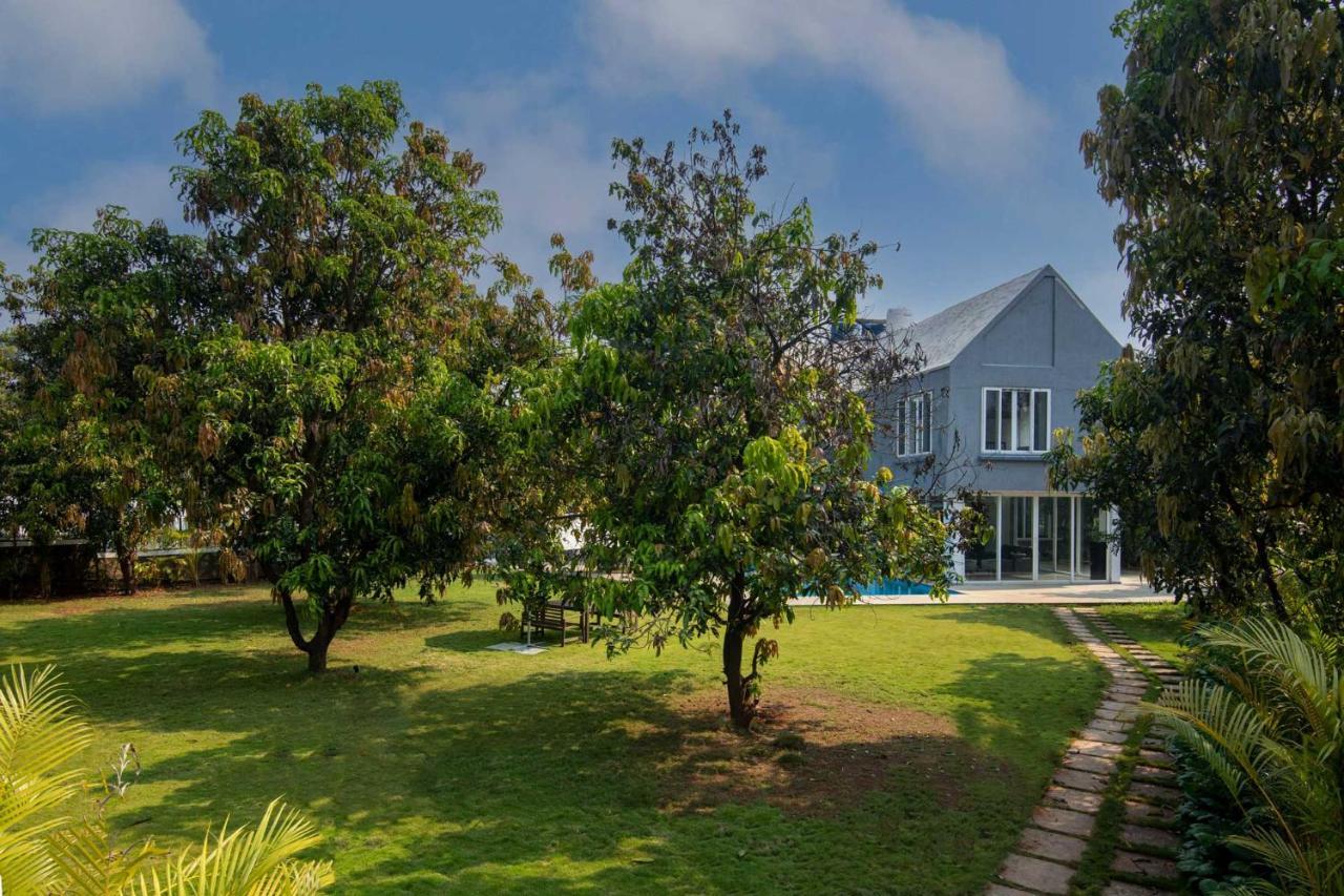 Twilight Grove By Stayvista - Pool- View Villa With Manicured Lawn, Contemporary Interiors & Home Theatre Karjat Dış mekan fotoğraf